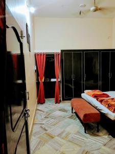 Postel nebo postele na pokoji v ubytování Shantiniketan 4BHK Comfortable Family Stay in Ayodhya