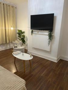 Телевизор и/или развлекательный центр в Traditonal House - Etihad -Games Room-Free Parking