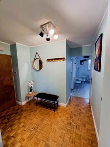 ein Wohnzimmer mit einem Tisch und einem Flur in der Unterkunft Stanisława Dubois 29, Wrocław in Breslau