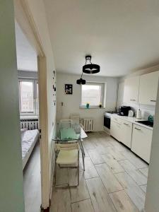 eine Küche mit Tisch und Esszimmer in der Unterkunft Stanisława Dubois 29, Wrocław in Breslau