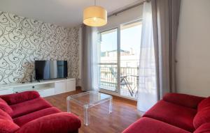 Μια τηλεόραση ή/και κέντρο ψυχαγωγίας στο 3 Bedroom Beautiful Apartment In Torrox