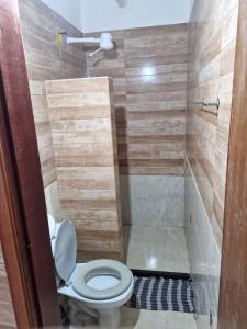 サルバドールにあるFlat na Praia em Salvador Térreoのトイレとシャワー付きのバスルーム +2枚の写真