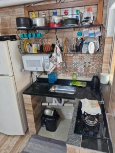サルバドールにあるFlat na Praia em Salvador Térreoの小さなキッチン(カウンター、冷蔵庫付)