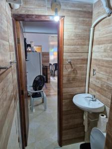 サルバドールにあるFlat na Praia em Salvador Térreoのバスルーム(洗面台、トイレ、テーブル付)