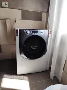 a microwave in the corner of a bathroom at Casa Vacanza Magnolia in Tollo