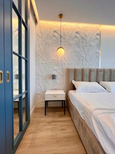 una camera da letto con un letto grande e un tavolo di The Wish Houses a Golem