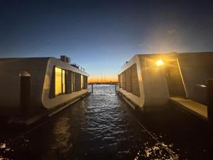 拉博埃Floating Home Nr 1的水中几座建筑物