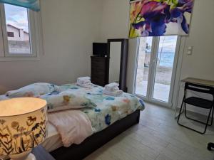 Ένα ή περισσότερα κρεβάτια σε δωμάτιο στο Auxo, Holiday apartments & suites on the sea