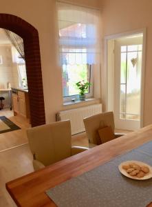 una cucina e una sala da pranzo con tavolo e sedie di Maisonette Wohnung Schwaan a Schwaan