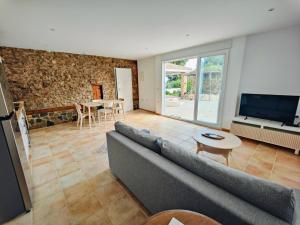 a living room with a couch and a television at La campagne à 10 mn des plages et du centre ville de Cartagena in Cartagena