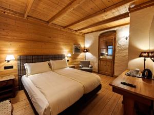 Ένα ή περισσότερα κρεβάτια σε δωμάτιο στο Hotel Breithorn