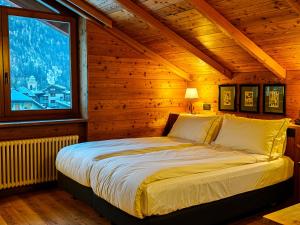 Ένα ή περισσότερα κρεβάτια σε δωμάτιο στο Hotel Breithorn