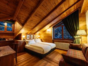 Ένα ή περισσότερα κρεβάτια σε δωμάτιο στο Hotel Breithorn