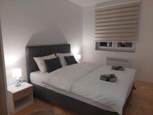 帕莱Apartman Maka的一间卧室,有一张大床,床上有两条毛巾