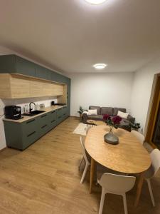 A kitchen or kitchenette at Villa Erdődy Resort