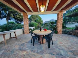 a table and chairs on a patio with a view at La campagne à 10 mn des plages et du centre ville de Cartagena in Cartagena