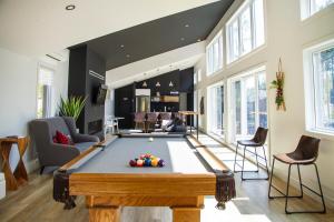 a pool table in the middle of a living room at 2CH Relaxation Spa Sauna BBQ Wi-Fi in Pont-Rouge