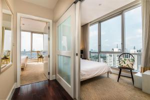 Postel nebo postele na pokoji v ubytování SkyVillas Residential Apartments + 68 fotografií