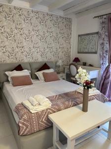 Posteľ alebo postele v izbe v ubytovaní Cozy Corfu Bungalow 5 minutes to Aqualand