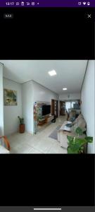 un soggiorno con un divano e una TV di Casa com 3 quartos avenida oceânica a Salvador