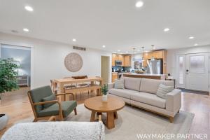 Η κουζίνα ή μικρή κουζίνα στο Gorgeous Cottage Steps from Beach, Hot Tub, Arcade, Coffee Bars