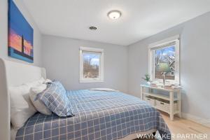 Ένα ή περισσότερα κρεβάτια σε δωμάτιο στο Gorgeous Cottage Steps from Beach, Hot Tub, Arcade, Coffee Bars