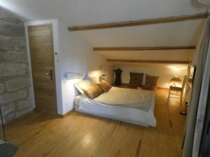 Postel nebo postele na pokoji v ubytování Chambre d'hôtes dans une ancienne bergerie - La Bergerie du Monde + 15 fotografií