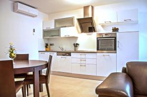 Kuchyň nebo kuchyňský kout v ubytování Holiday Home Puteus