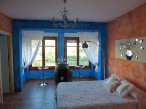 a bedroom with two beds and a window at Hostal A La Sombra Del Laurel in Navarrete