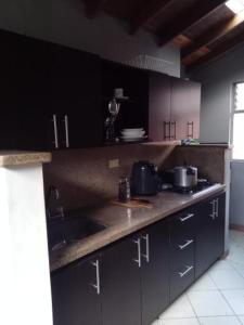 Kuchyň nebo kuchyňský kout v ubytování Habitación Amplia Laureles