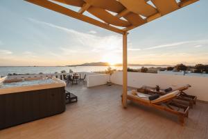 balkon z wanną z hydromasażem w obiekcie Almiriki Naxos Beachside Living w mieście Plaka