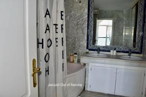 Bilik mandi di Beachfront Heaven Apartment - Carvajal Beach +30 gambar