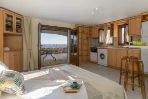 A kitchen or kitchenette at Vivian's Villa - Endless View