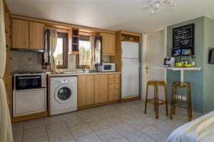 A kitchen or kitchenette at Vivian's Villa - Endless View
