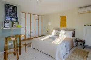 A bed or beds in a room at Vivian's Villa - Endless View