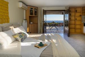 A seating area at Vivian's Villa - Endless View