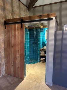 Ένα μπάνιο στο La Tour de Roubeirolle +39 φωτογραφίες