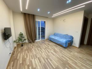 Un dormitorio con una cama y un televisor en una habitación. en Relaxing stay ready Anytime Free Wifi, en Madinaty