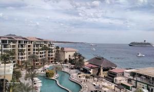 卡波圣卢卡斯Medano Beach suites的一个带水上公园和游轮的度假胜地