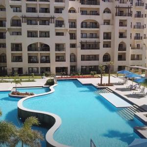 ein großes Schwimmbad vor einem Gebäude in der Unterkunft Aldau Heights in Hurghada
