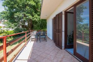 balkon domu ze stołem w obiekcie Apartments in Vantacici - Insel Krk 42223 w mieście Vantačići