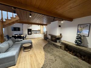 Una sala de estar con un sofá y un árbol de Navidad. en Salmopolskie Zacisze, en Szczyrk