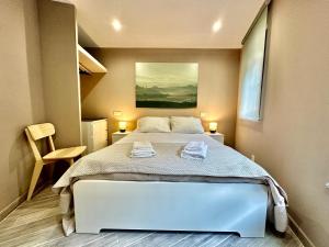 ein Schlafzimmer mit einem großen Bett mit zwei Handtüchern darauf in der Unterkunft Cudillero Centro Piso Brother Law SL in Cudillero