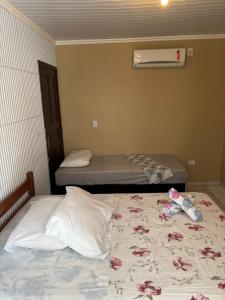 Postel nebo postele na pokoji v ubytování Recanto Pousada JU&JU com piscina COMPARTILHADA