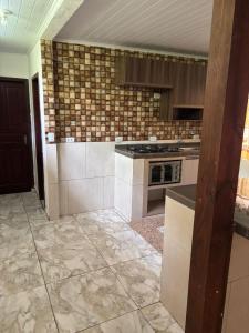 Kuchyň nebo kuchyňský kout v ubytování Recanto Pousada JU&JU com piscina COMPARTILHADA