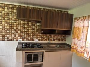 Kuchyň nebo kuchyňský kout v ubytování Recanto Pousada JU&JU com piscina COMPARTILHADA