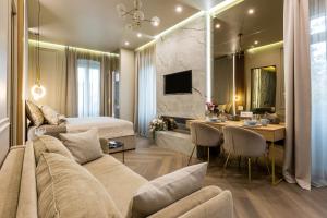 斯普利特K&K2 Luxury Studios的一间卧室配有一张床和一张书桌,还有一间用餐室