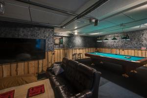 クーサモにあるVilla Honkaruka - Luxury Villa in Rukaのリビングルーム(ビリヤード台、テレビ付)