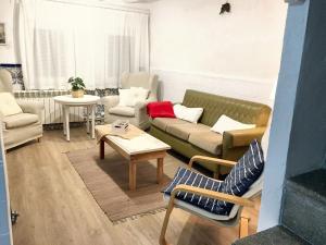 A seating area at Charming House in El Poyo del Cid with Garden and Terrace