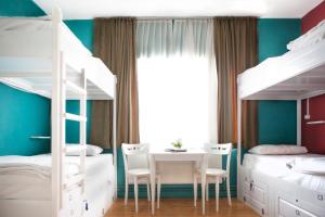 Двухъярусная кровать или двухъярусные кровати в номере Cheers Midtown Hostel